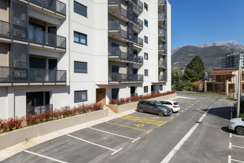 Eksterijer stambene zgrade sa parkingom i pogledom na okolinu. - image 12