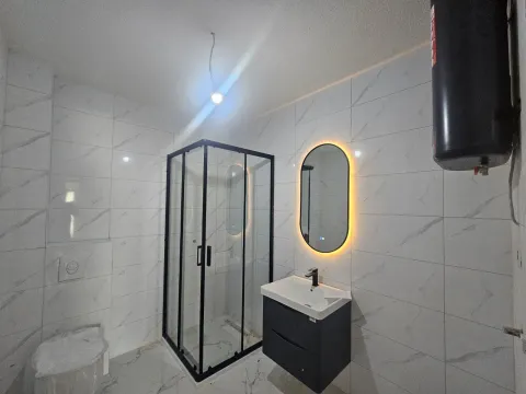 Moderne kupatilo sa tuš kabinom, umivaonikom i osvijetljenim ogledalom. - image 3