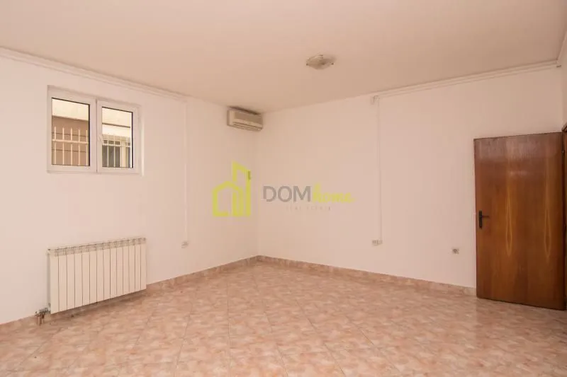 Izdavanje, kuća, 400m², Momišići, Podgorica