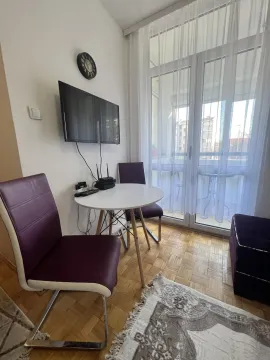 Mali trpezarijski sto sa dvije stolice pored balkonskih vrata. - image 2