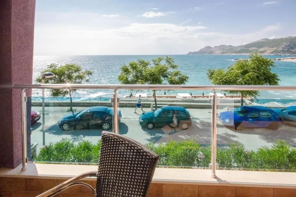 Rent, one bedroom apartment, 70m², Dobra Voda, Budva