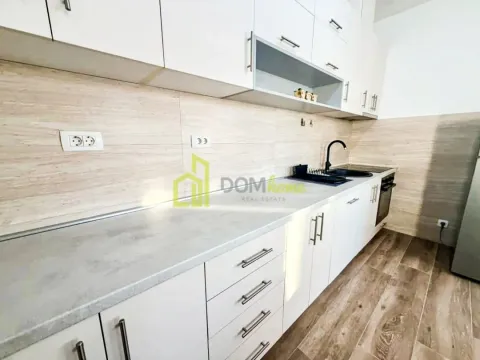 Moderna kuhinja sa bijelim elementima i radnom pločom od sivog kamena. - image 2