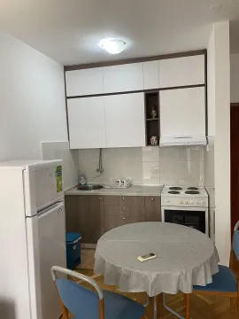 Small functional kitchen with a dining table. - image 4
