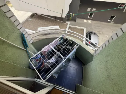 Manji balkon sa sušilicom za veš i pogledom na dvorište. - image 10