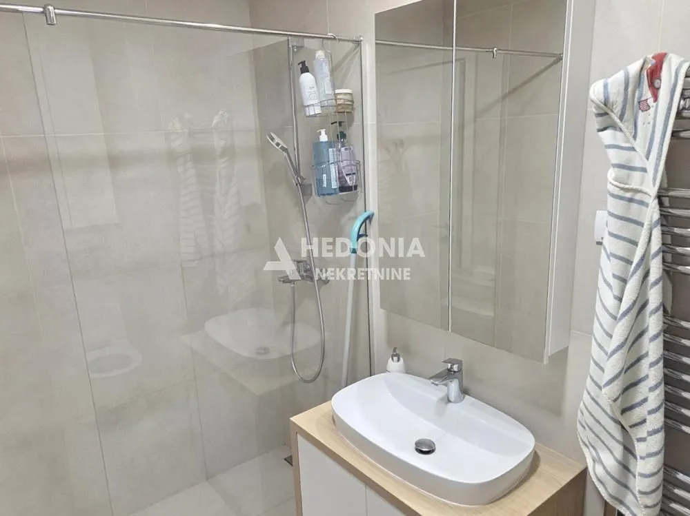 Prodaja, dvosoban stan, 49m², Zemun Centar, Zemun Sve Podlokacije