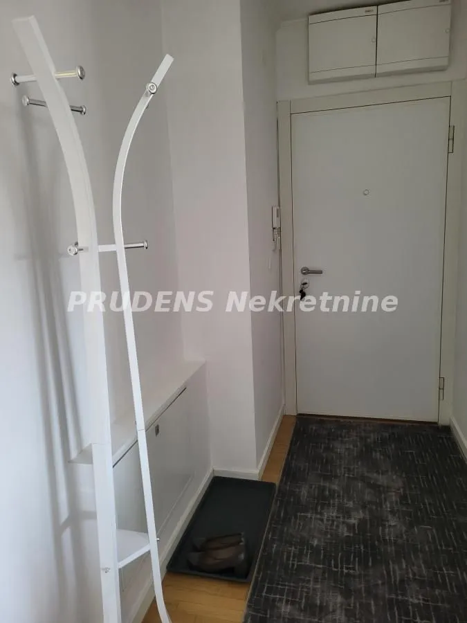 Izdavanje, trosoban stan, 81m², Zemun Sve Podlokacije, Beograd