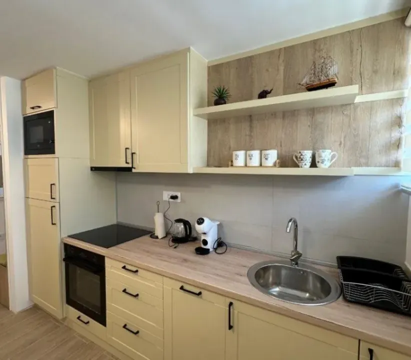 Izdavanje, dvosoban stan, 60m², Centar, Tivat