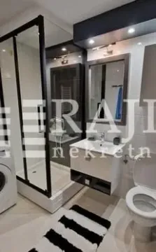 Savremeno opremljeno kupatilo sa tuš kabinom i umivaonikom. - image 14