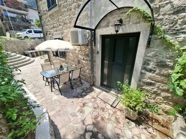 Rent, one bedroom apartment, 50m², Škaljari, Kotor