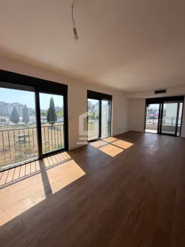Prazna dnevna soba sa drvenim podom i velikim staklenim površinama. - image 9