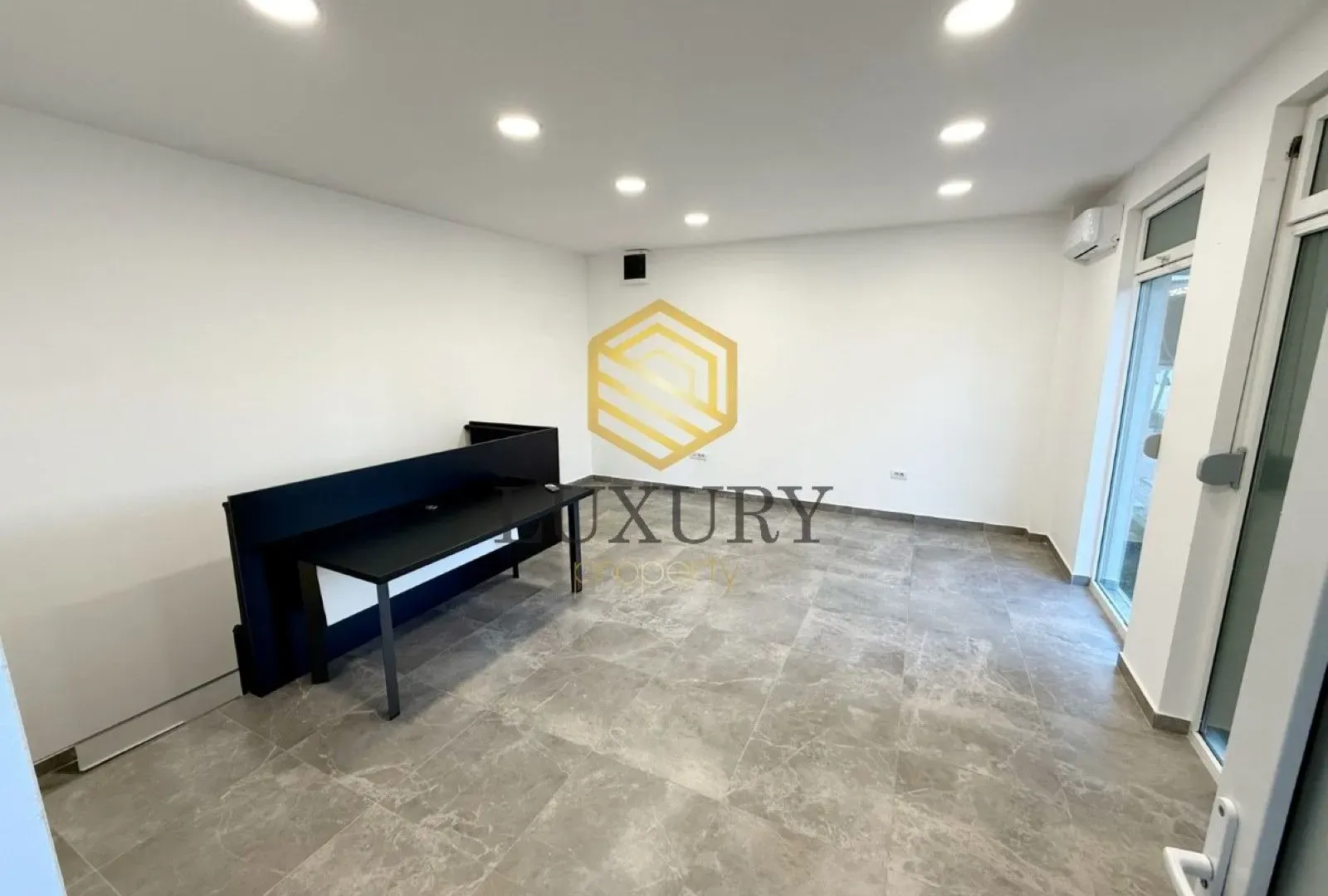Izdavanje, poslovni prostor, 56m², Blok 9, Podgorica