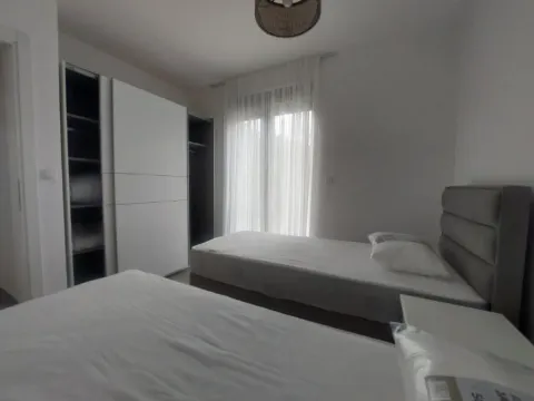 Izdavanje, dvosoban stan, 70m², Gradiošnica, Tivat - image 8