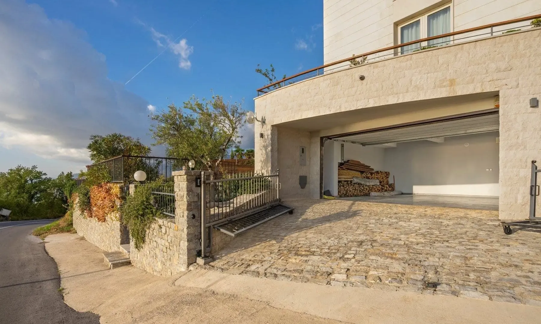 Sale, house, 600m², Blizikuće, Budva