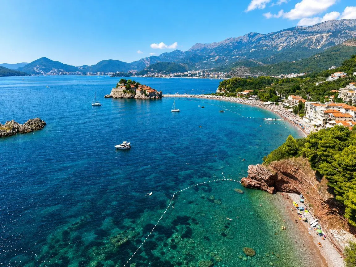 Pogled sa nekretnine na Sveti Stefan i obalu.