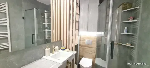 Moderno kupatilo sa umivaonikom, tuš kabinom i ugrađenim toaletom. - image 12