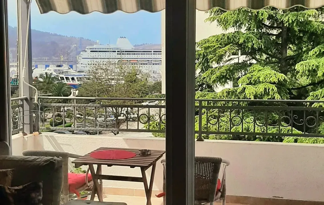 Izdavanje, dvosoban stan, 60m², Centar, Bar