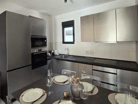 Rent, two bedroom apartment, 61m², Tivat, Crna Gora - image 2