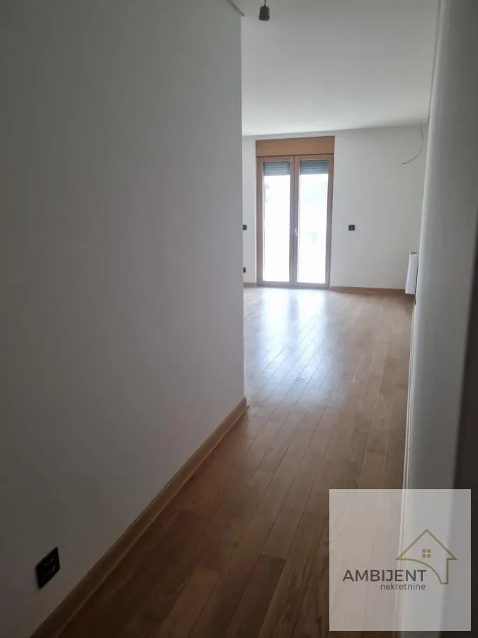 Prodaja, četvorosoban stan, 261m², Čubura, Beograd