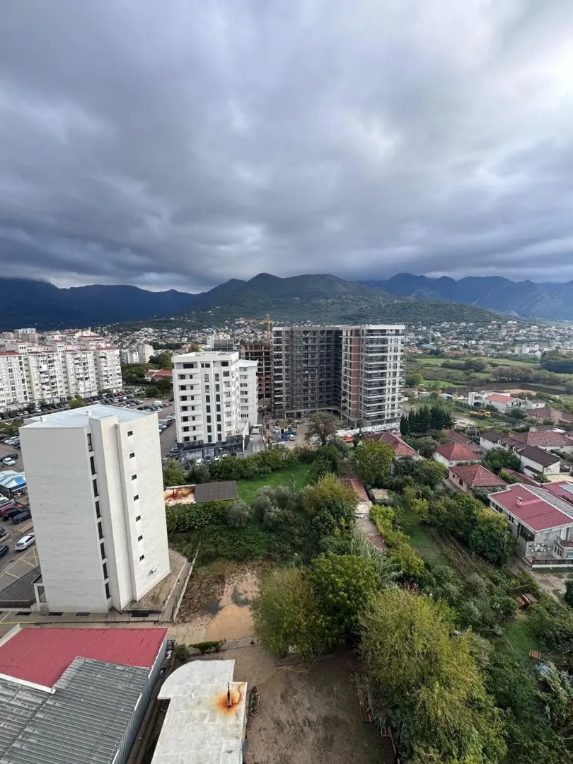 Pogled sa visine na gradski pejzaž i okolne planine.