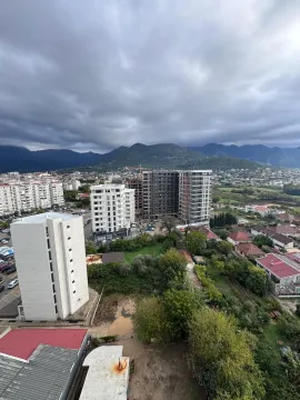 Pogled sa visine na gradski pejzaž i okolne planine. - image 9
