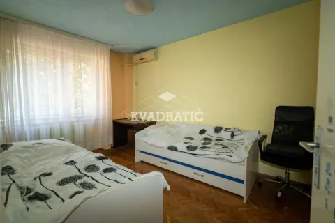 Spavaća soba sa dva kreveta i radnim stolom. - image 7