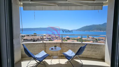 Namješten balkon sa stolom i dvije stolice i pogledom na more. - image 2