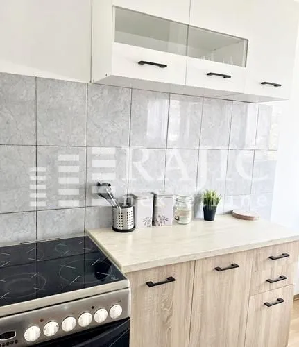 View of a modern equipped kitchen with countertops.