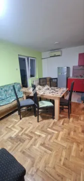 Dnevna soba sa trpezarijom i manjim kuhinjskim delom u uglu. - image 2