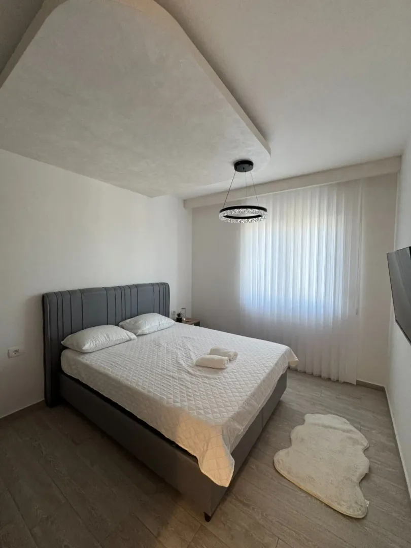 Izdavanje, dvosoban stan, 74m², Bečići, Budva