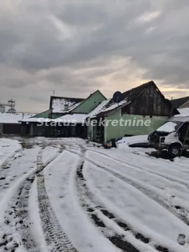 Pogled na dvorište i starije pomoćne objekte pokrivene snegom. - image 10
