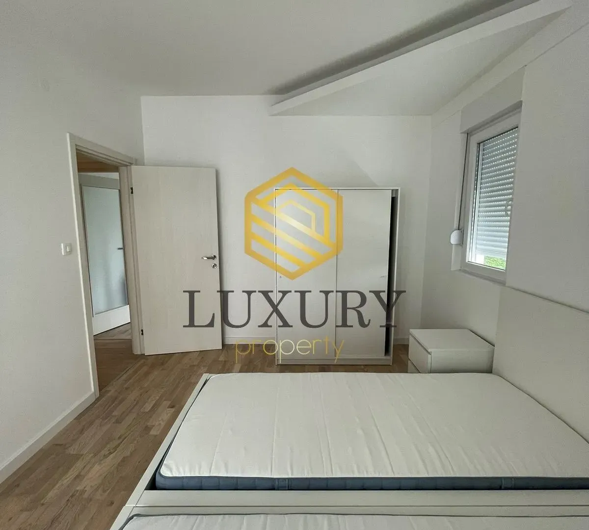 Izdavanje, dvosoban stan, 70m², Centar, Podgorica