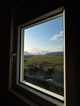 Pogled na okolni pejzaž i kuće kroz prozor. - image 16