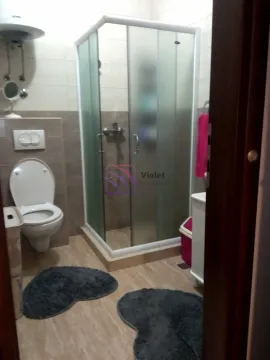 Manje kupatilo sa tuš kabinom, WC šoljom i bojlerom. - image 18