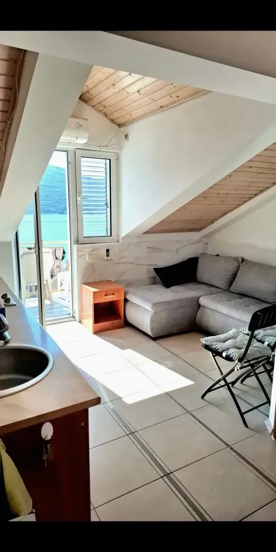 Izdavanje, jednosoban stan, 17m², Kumbor, Herceg Novi