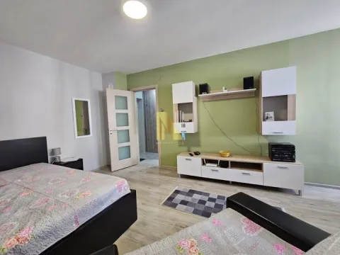 Prostrana spavaća soba sa bračnim krevetom i TV komodom. - image 2