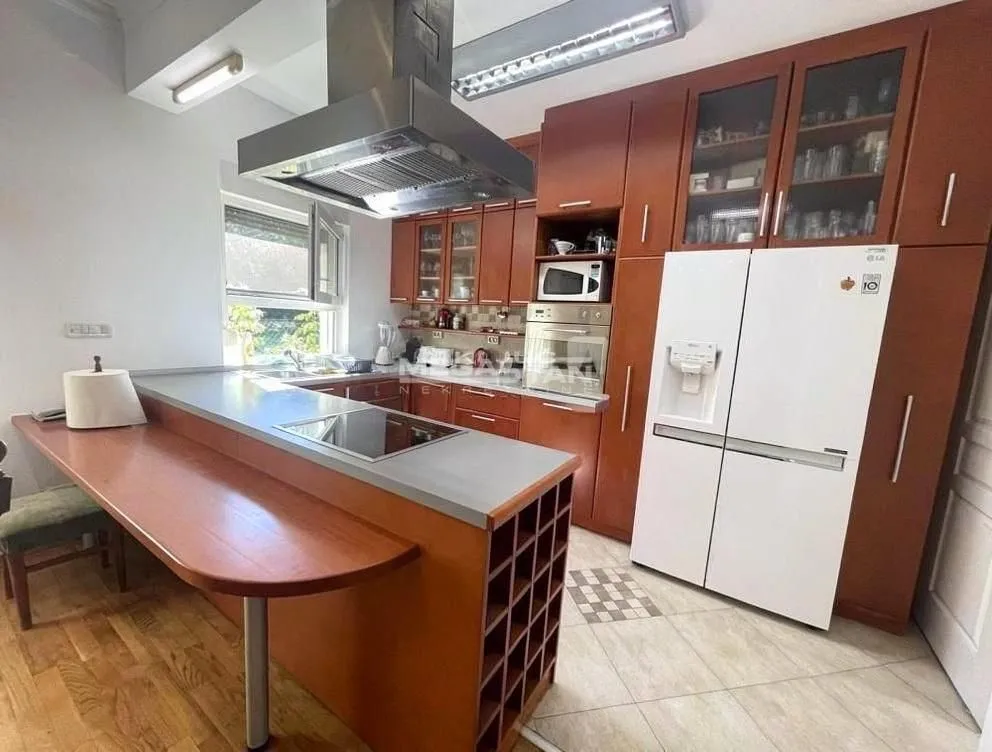 Izdavanje, kuća, 140m², Senjak, Beograd