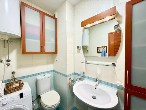 Small bathroom with sanitary ware, washbasin and built-in cabinets. - image 9