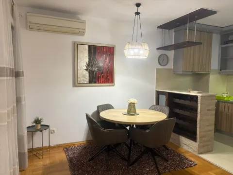 Dnevna soba sa trpezarijom i otvorenim dijelom prema kuhinji. - image 6