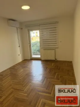 Prazna soba sa parketom i izlazom na terasu. - image 4