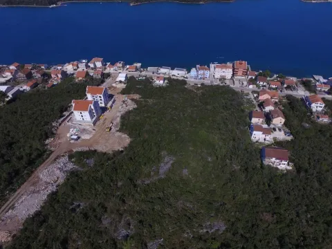 Pogled iz vazduha na priobalno naselje i objekte u izgradnji blizu mora. - image 5