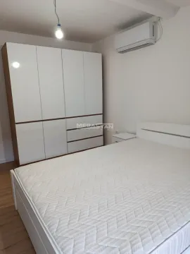Spavaća soba sa bračnim krevetom i velikim garderoberom. - image 5