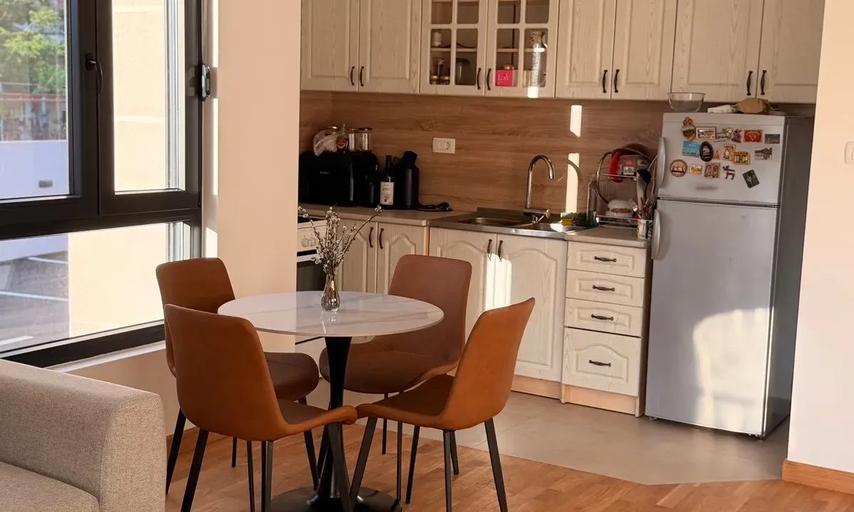 Izdavanje, dvosoban stan, 61m², Tološi, Podgorica