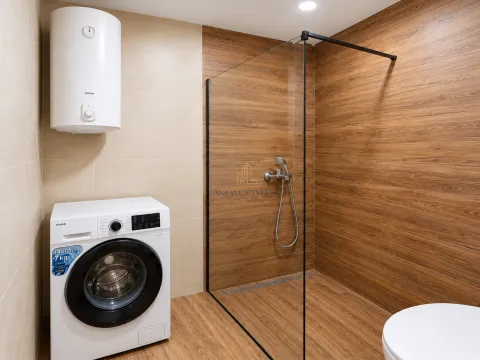 Moderno opremljeno kupatilo sa tuš kabinom, mašinom za veš i bojlerom. - image 8
