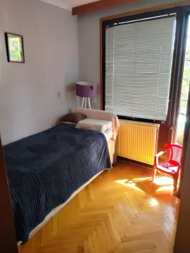 Jednokrevetna spavaća soba sa parketom i prozorom kroz koji dopire sunčeva svjetlost. - image 12