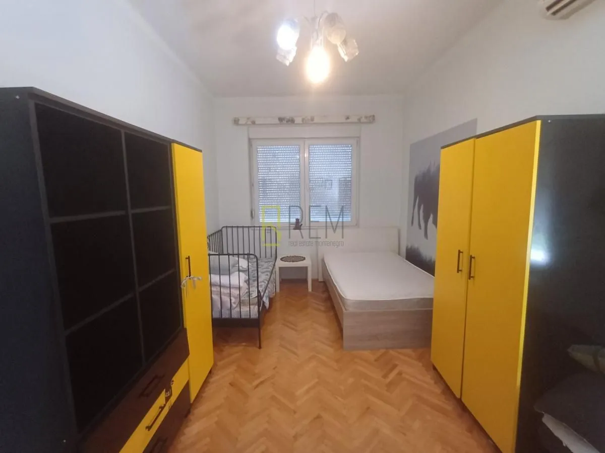 Namještena spavaća soba sa krevetima i garderoberima.