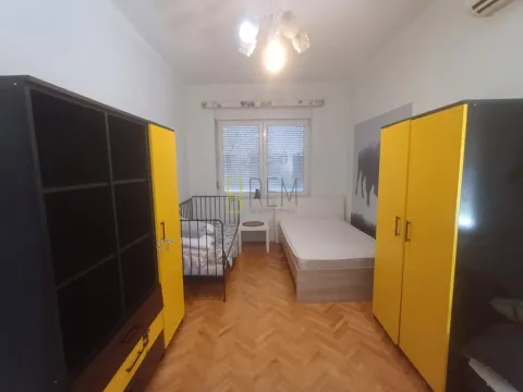Namještena spavaća soba sa krevetima i garderoberima. - image 7