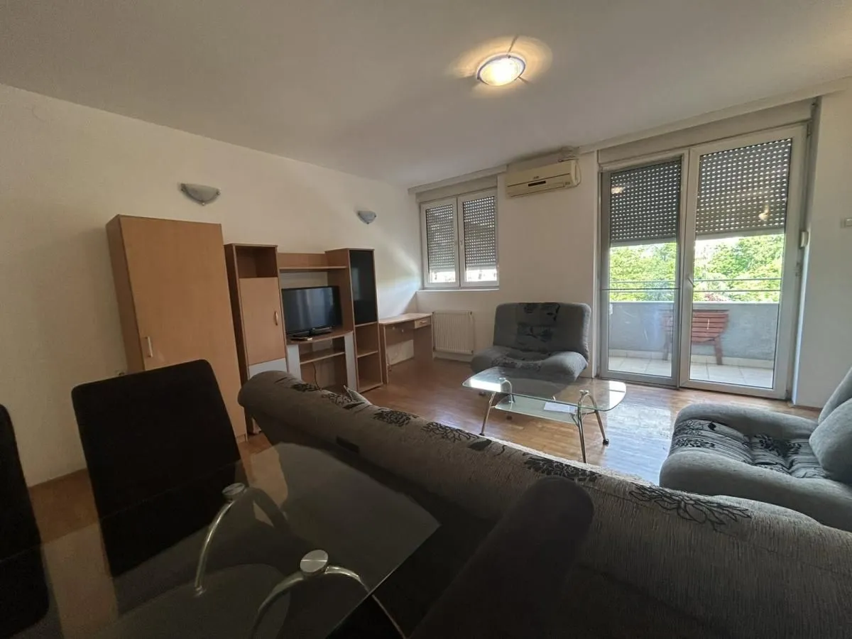Izdavanje, dvosoban stan, 68m², Centar, Niš