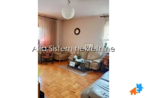 Dnevna soba sa garniturom i parketom na podu. - image 3