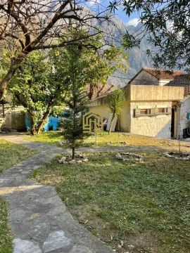 Dvorište kuće sa stazom, zelenilom i pogledom na planinu. - image 19