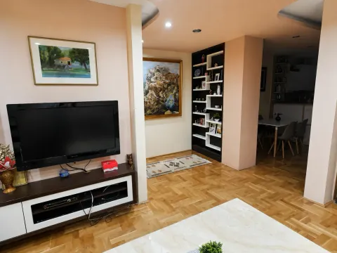 Izdavanje, jednosoban stan, 65m², Blok 5, Podgorica - image 2